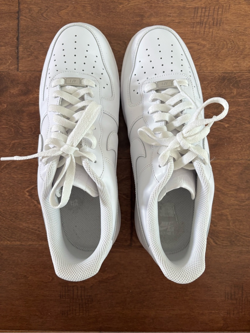 Nike All-White Low-Top Leather Sneakers - Picture 5 of 6